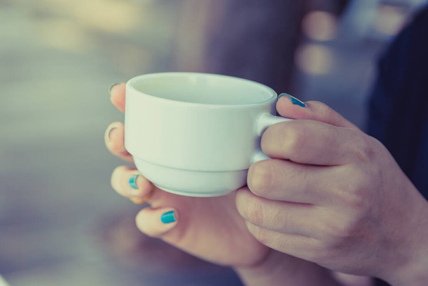 Mulher bebendo café na mão com blur baclground - Foto, Imagem