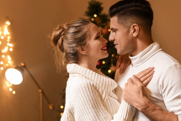 Mutlu genç çift Noel arifesinde romantik bir randevuya çıkıyor. - Fotoğraf, Görsel