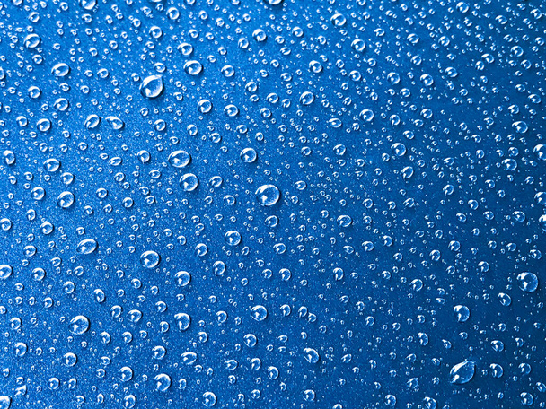 water druppel op blauwe achtergrond - Foto, afbeelding