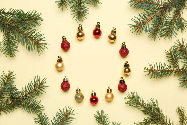 Quadro feito de bolas de Natal diferentes e ramos de abeto no fundo de cor - Foto, Imagem