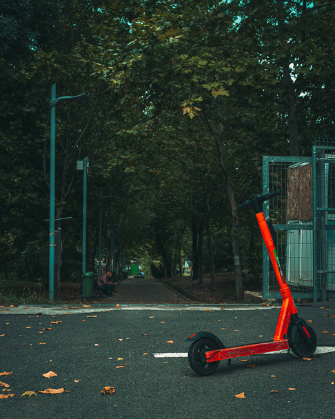 BUCHAREST, RUMANIA - 29 de agosto de 2021: Un primer plano de un scooter eléctrico dejado en medio de la acera - Foto, Imagen