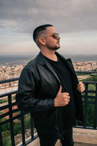 A Caucasian man from Spain with trendy hair, a leather jacket and sunglasses - Fotografie, Obrázek