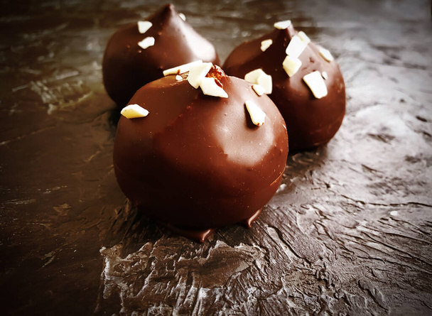 шоколадні цукерки на кондитерській виробі
 - Фото, зображення