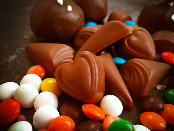 шоколадні цукерки на кондитерській виробі
 - Фото, зображення