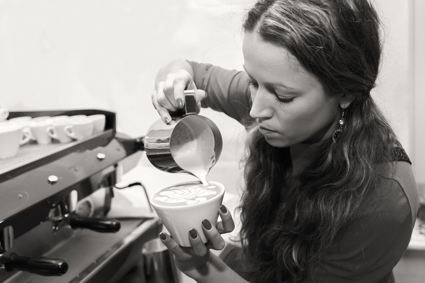 Woman making cappuccino - Photo, Image