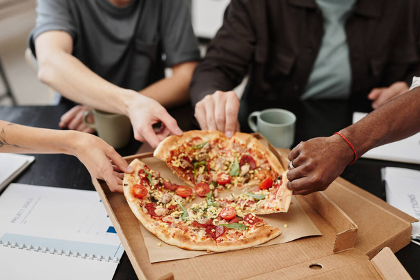 Gente comiendo pizza en la oficina - Foto, Imagen