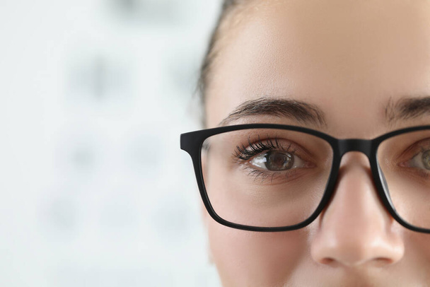 Vrouwengezicht, vrouwelijke bril voor beter zicht met zwart frame - Foto, afbeelding
