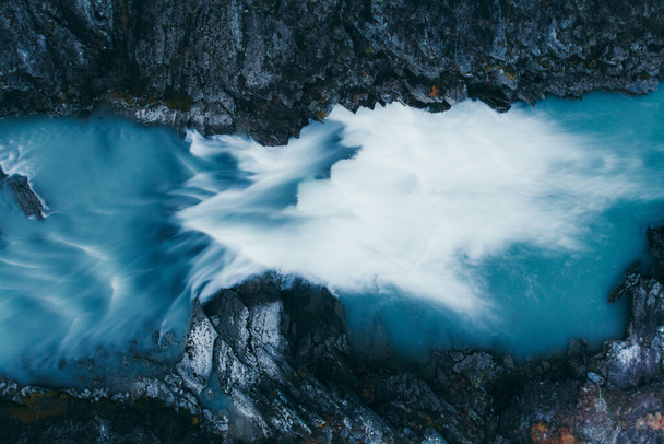 Widok z powietrza jasnoniebieskiej krystalicznie czystej wody w rzece - Zdjęcie, obraz