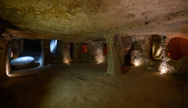 Türkiye 'nin Kapadokya kentindeki Kaymakli antik çok katlı mağara kenti. - Fotoğraf, Görsel