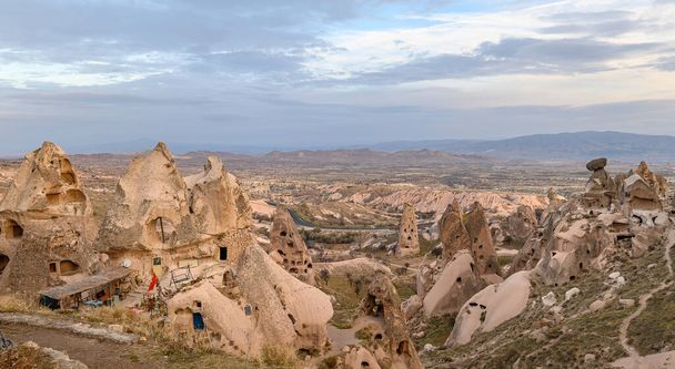 Panorama de la Cappadoce, paysage et vallée de la Turquie avec formation de roches anciennes et grottes. Vue depuis le château d'Uchisar - Photo, image