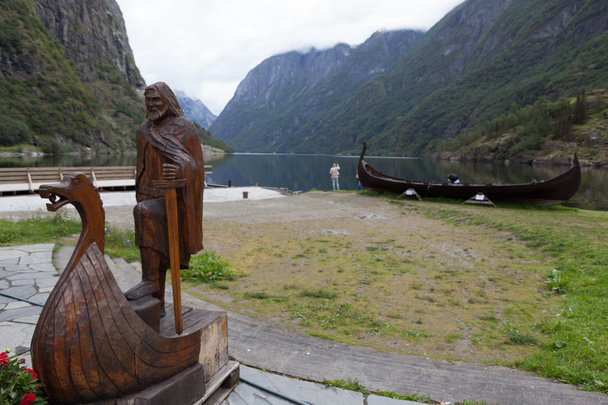 Postava viking lodi vyřezávané ze dřeva. Gudvangen. Norsko - Fotografie, Obrázek