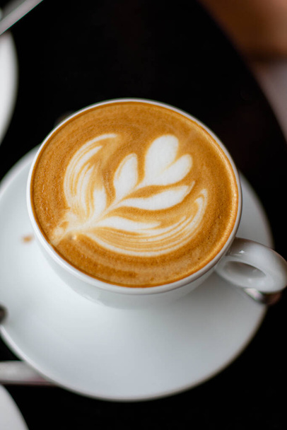 Vista superior del café latte caliente con arte latte
 - Foto, Imagen