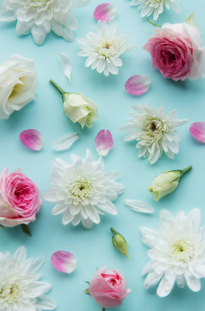 Rosa und weiße Blumen auf pastellblauem Hintergrund. - Foto, Bild