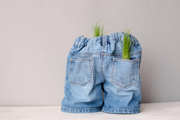 Kreatives Konzept des Kleidungsrecyclings. Ökologische und nachhaltige Jeans. Null und Stoffverschwendung. Hochwertiges Foto - Foto, Bild