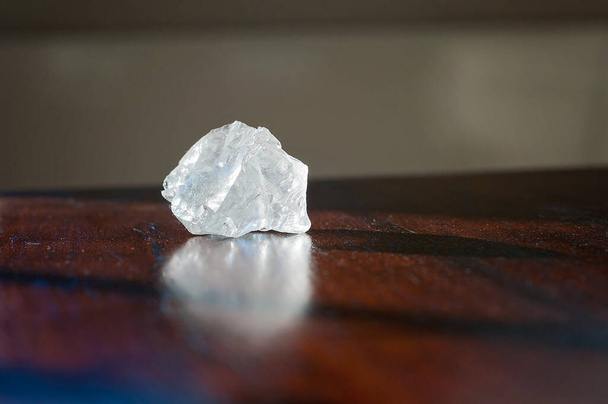 Heilkristalle Klarer Quarz auf einem Holztisch. Edelsteine sind voller heilender Energie und guter Stimmung. - Foto, Bild