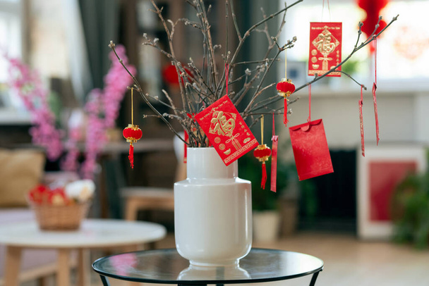 Vase blanc avec branches et cartes postales faites à la main - Photo, image