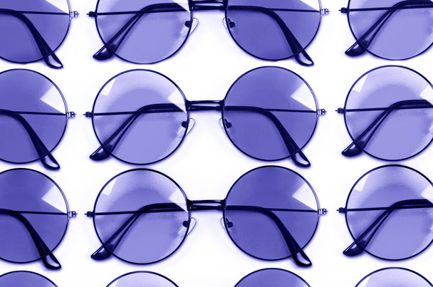 Kolor roku 2022.Very Peri. Fioletowe okulary odizolowane na białym tle - Zdjęcie, obraz
