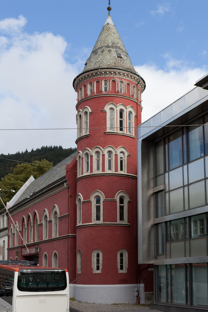 塔を持つ建物。古い消防署。ベルゲン。ノルウェー. - 写真・画像