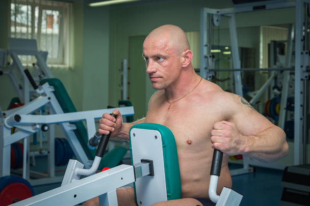 Mann trainiert im Fitnessstudio - Foto, Bild