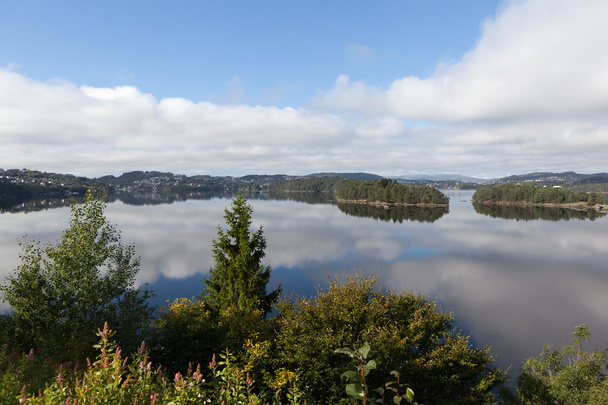 Wyznaczone Grieg. Na brzegu jeziora jest Dwór Nurdos znajduje się punkt widokowy. Norwegia. - Zdjęcie, obraz
