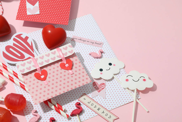Valentinstag-Accessoires auf rosa Hintergrund, Platz für Text - Foto, Bild