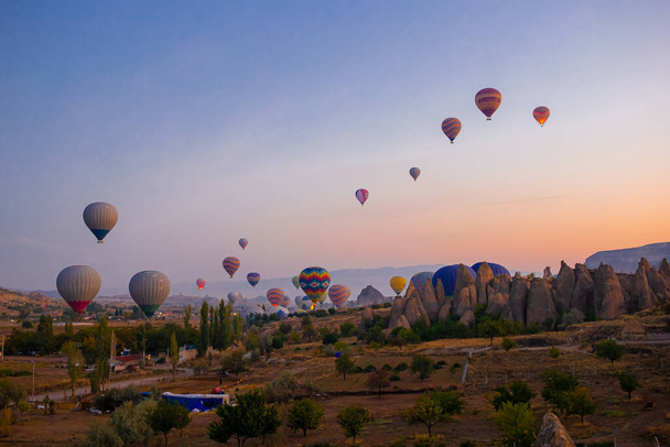Jasne balony na ogrzane powietrze na niebie Kapadocji, Turcja - Zdjęcie, obraz