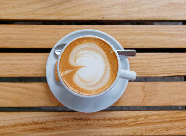cappuccino káva top pohled na vlněný pruhovaný stůl - Fotografie, Obrázek