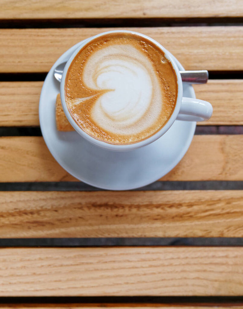 cappuccino káva pohled shora na vlněný pruhovaný stůl, nějaký prostor pro text - Fotografie, Obrázek