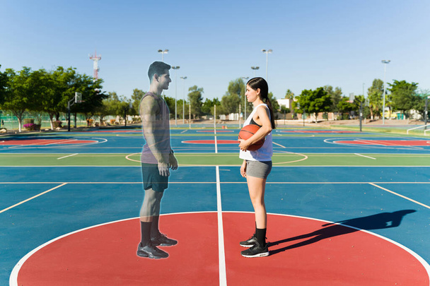 Conceito de realidade virtual de duas pessoas exercendo. Mulher fitness conectado ao metaverso jogar basquete com um amigo virtual  - Foto, Imagem
