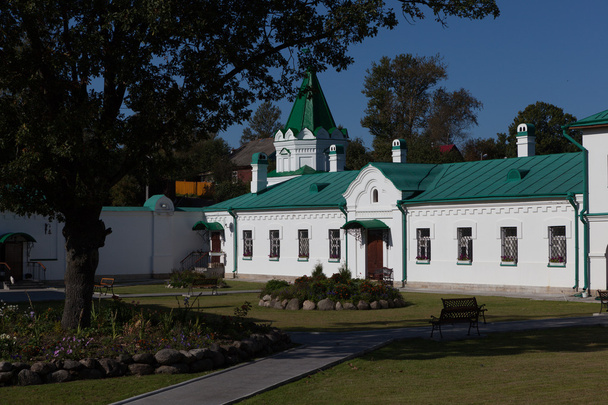 Edificio privado. Monasterio de Staroladozhsky Nikolsky. Staraya Ladoga. Rusia
. - Foto, Imagen