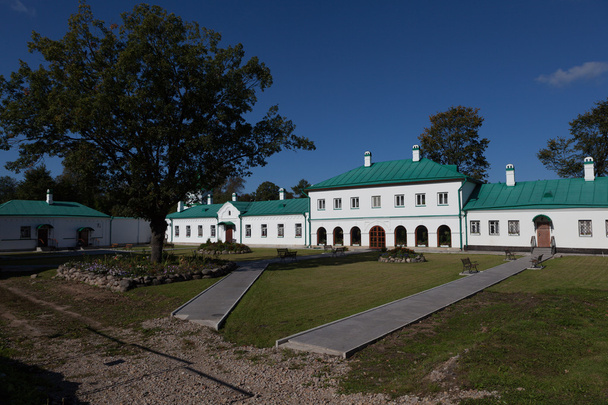 prywatny budynek. staroladozhsky klasztor Nikolski. Stara Ładoga. Rosja. - Zdjęcie, obraz