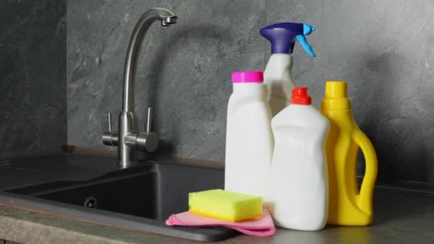 Zestaw detergentów w kuchni z bliska - Materiał filmowy, wideo