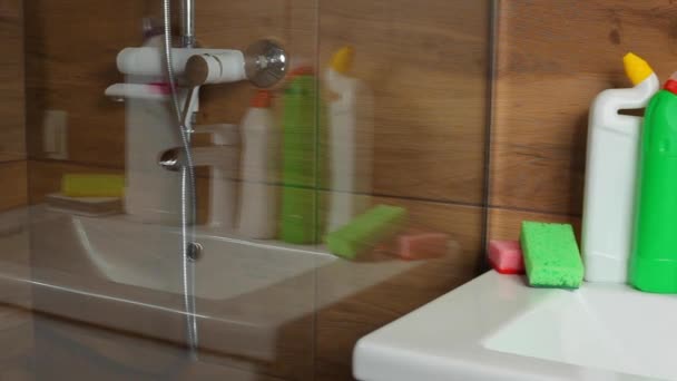 Conjunto de detergentes no banheiro de perto - Filmagem, Vídeo
