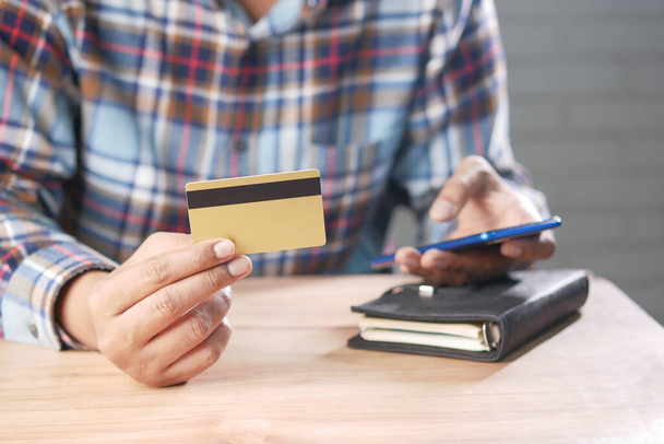 ruční držení kreditní karty a chytrý telefon nakupování on-line  - Fotografie, Obrázek