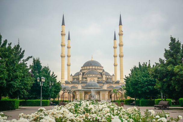 Central Mosque Heart of Chechnya named after Akhmat Kadyrov in Grozny - Φωτογραφία, εικόνα