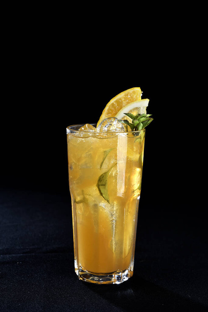 bevanda alcolica rinfrescante con bacche, vodka di ghiaccio e gin, scorza di limone servita in tazza di vetro sul bancone su sfondo sfocato - Foto, immagini