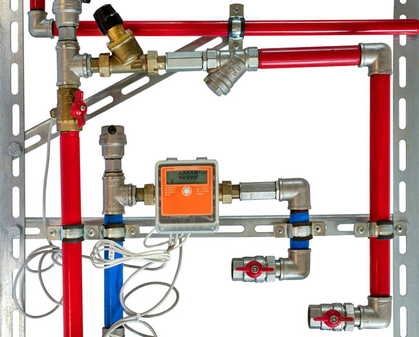 conexões complexas de tubos de água de aço com válvulas e sensores de pressão em um fundo branco - Foto, Imagem