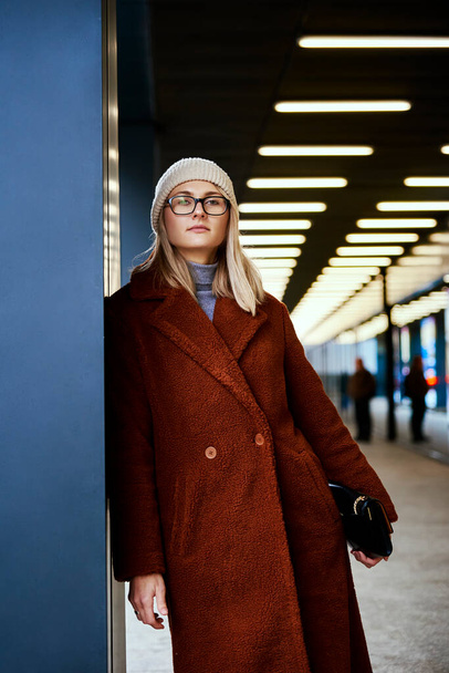 Mulher de casaco caminha na cidade stret - Foto, Imagem