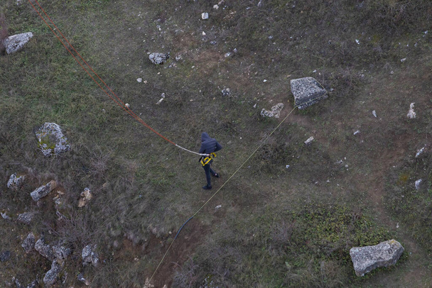 6. Dezember 2020 Rezina, Moldawien Seilspringen ist eine extreme Art der Erholung. Selektiver Fokus mit verschwommenem Hintergrund. - Foto, Bild