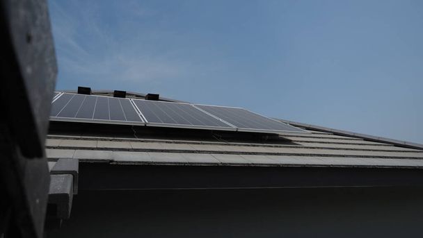 Aurinkosähkö. Solupaneeli. Aurinkokattovoimala asuinrakennuksen katolla. valokuva voltaic paneelit talon katolla. Aurinkosähkökatto. Aurinkoenergian käsite. kestävä ja puhdas energia. - Valokuva, kuva