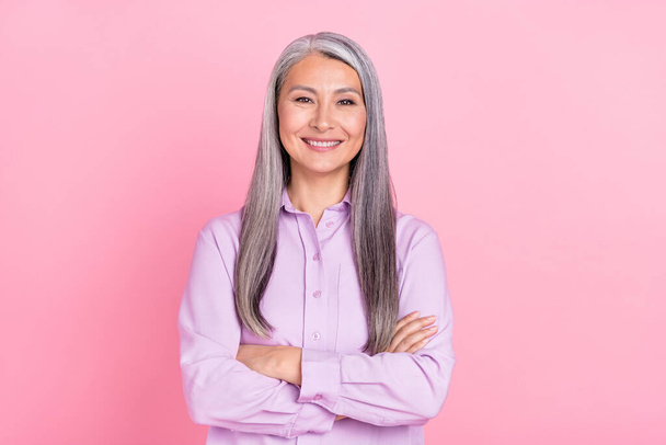 Portrait of attractive cheerful glad gray-haired woman wear office shirt folded arms isolated over pink pastel color background - Foto, Imagen