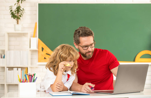 padre y niño estudio en el aula con el ordenador portátil, familia - Foto, imagen