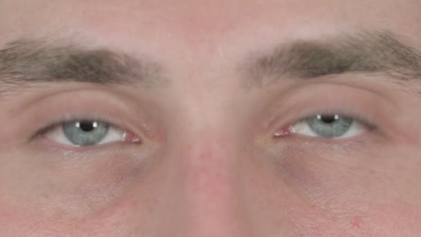 Primer plano de los ojos parpadeantes de un hombre joven  - Metraje, vídeo