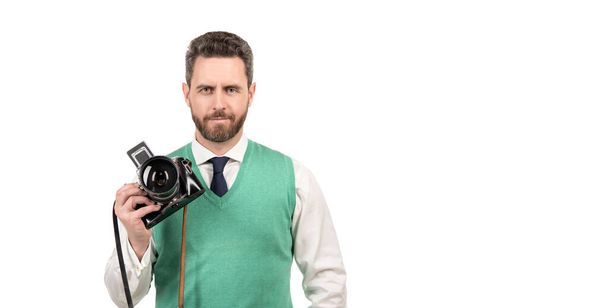 улыбающийся парень с ретро-камерой изолирован на белом фоне, копировальное пространство, фотосессия - Фото, изображение