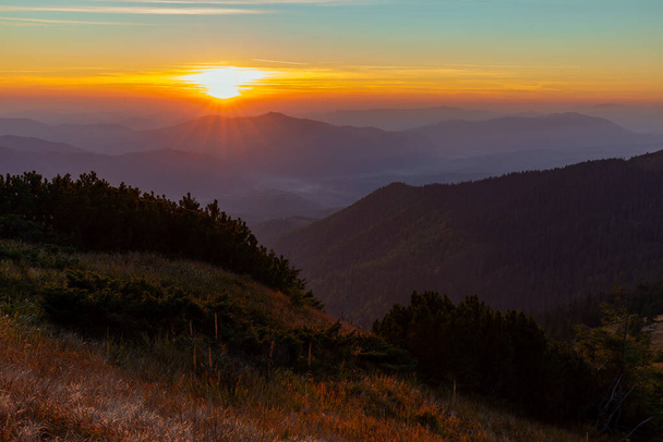Coucher de soleil dans les Carpates, région de Gorgan, Ukraine. Tourisme et montagne concept. Coucher de soleil magique dans les montagnes. - Photo, image