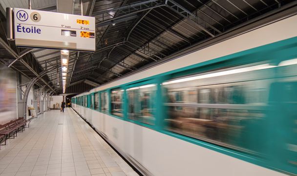 Поезд метро ускоряется
 - Фото, изображение