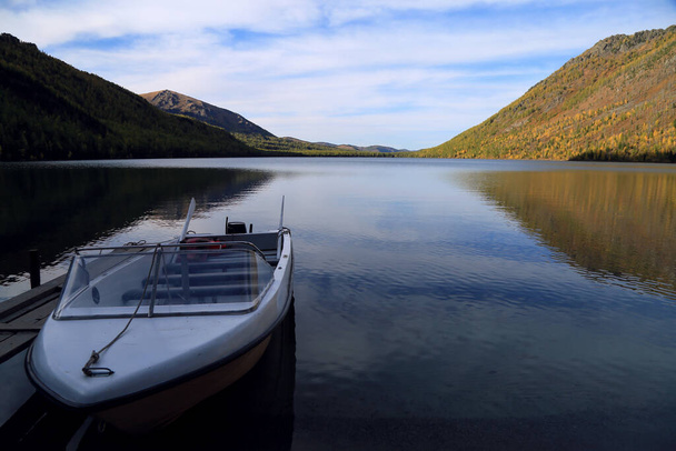 Lower Multinskoe lake in Altai mountains, selective focus to the boat - Foto, Bild