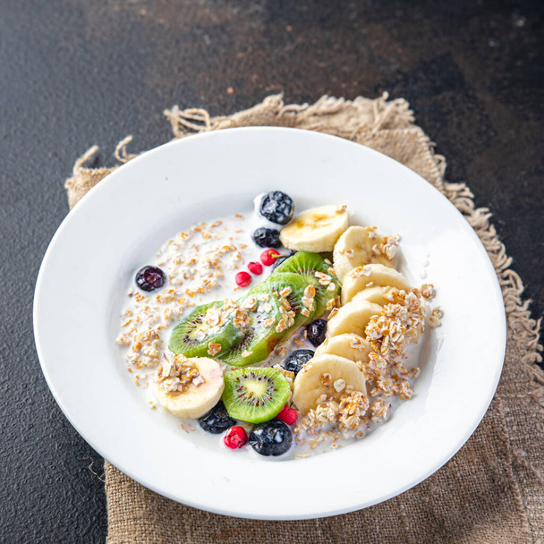 Haferflocken Beeren Haferflocken Frühstücksbrei gesunde Mahlzeit Ernährung Snack auf dem Tisch kopieren Raum Lebensmittel Hintergrund rustikal. von oben Keto oder Paläo-Diät veggie vegan oder vegetarisch - Foto, Bild