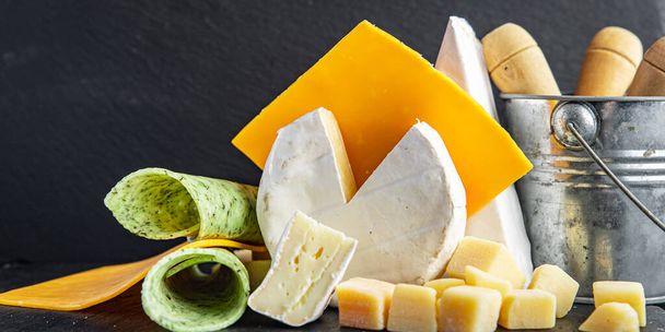 plato de queso varios tipos de queso brie, camembert, parmesano, cheddar y otros alimentos saludables dieta snack en la mesa copiar espacio alimentos rústicos. vista superior - Foto, imagen