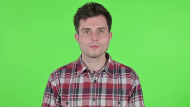Retrato de hombre joven mostrando señal de stop, pantalla de croma verde  - Metraje, vídeo